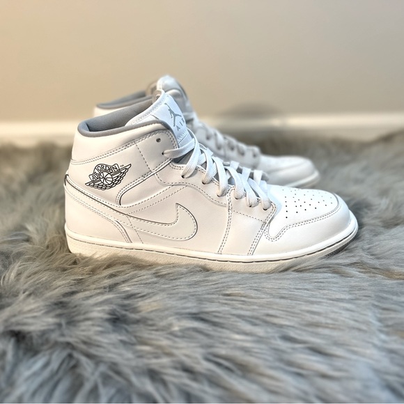 Nike Air Jordan 1 Mid ‘White Wolf Grey’ Shoes Men’s size 10.5 - Picture 1 of 8